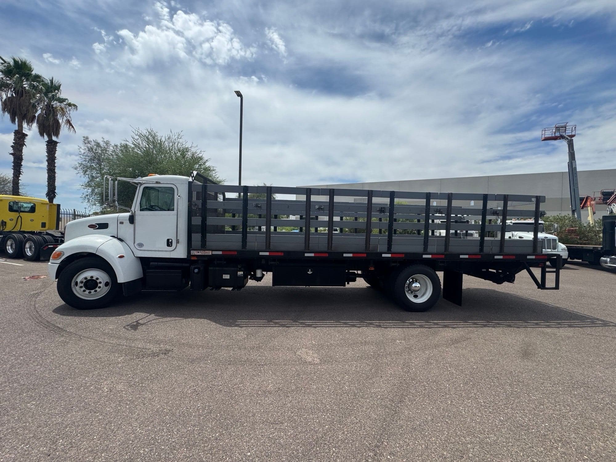 2020 Peterbilt 330 image 2