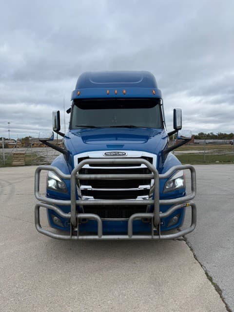 2022 Freightliner Cascadia image 2