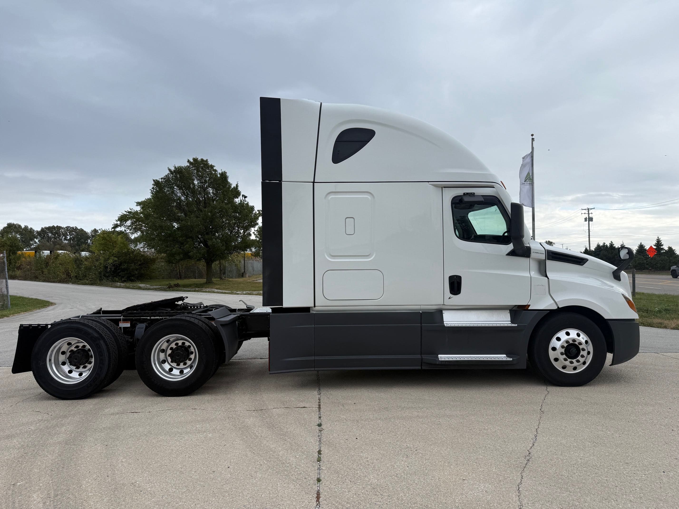 2023 Freightliner Cascadia image 4