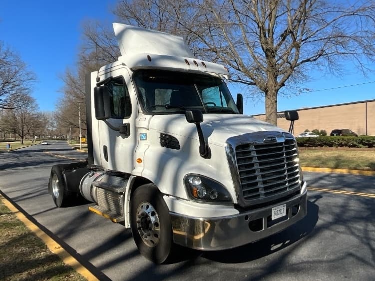 Used 2017 FREIGHTLINER Conventional - Day Cab, Tractor - CASCADIA 113 For Sale image 3