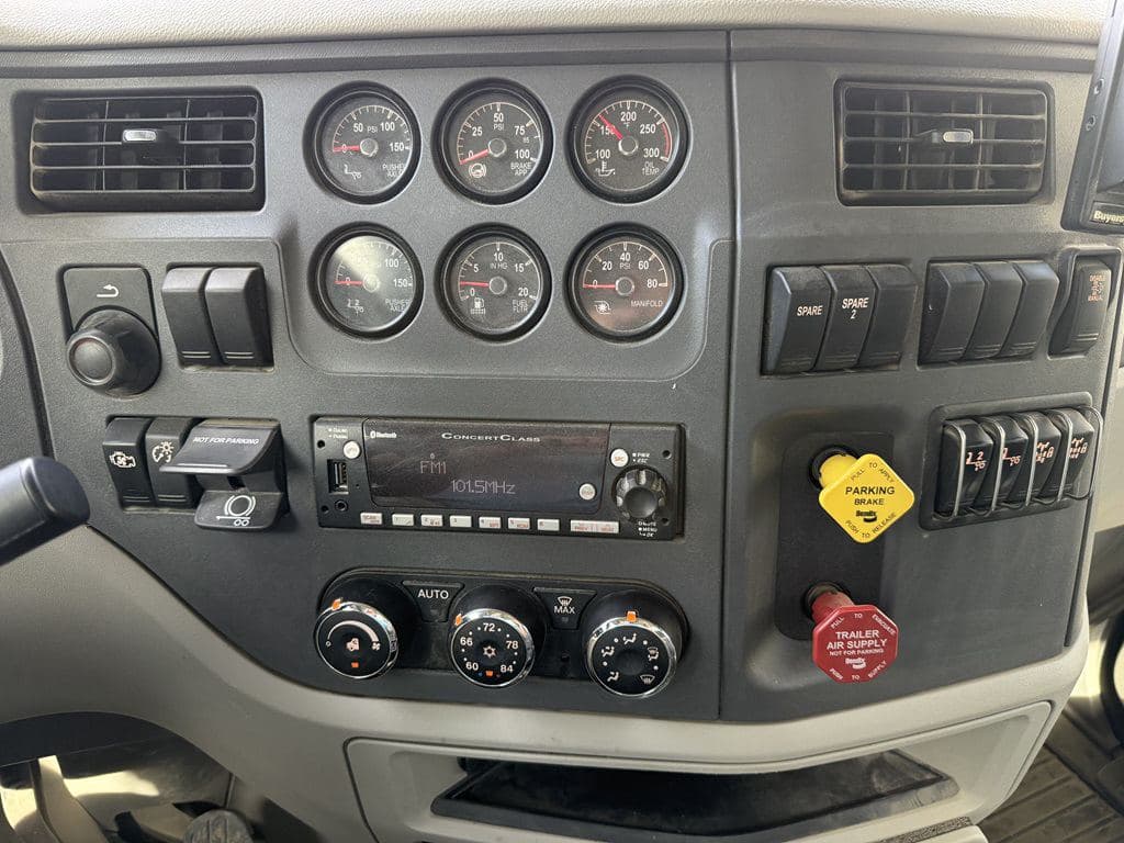 Used 2022 PETERBILT 567 image 6