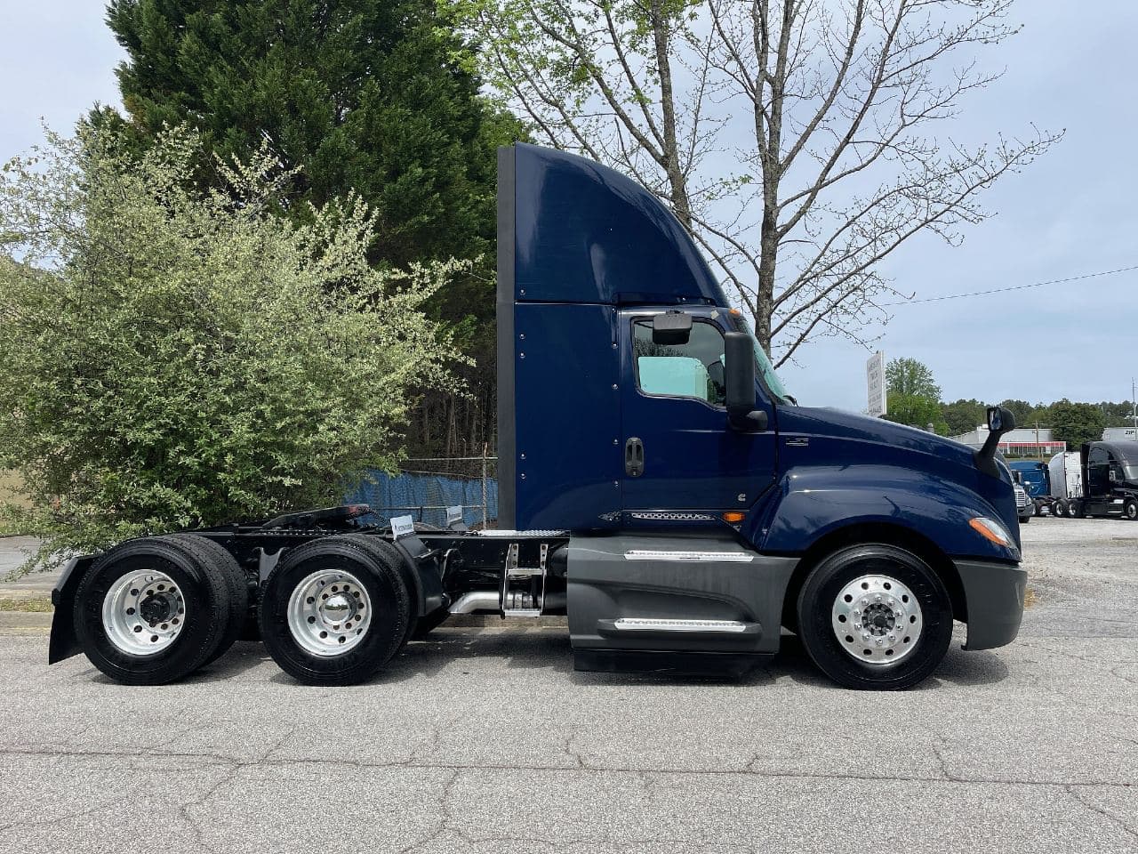 2021 International LT625 image 2