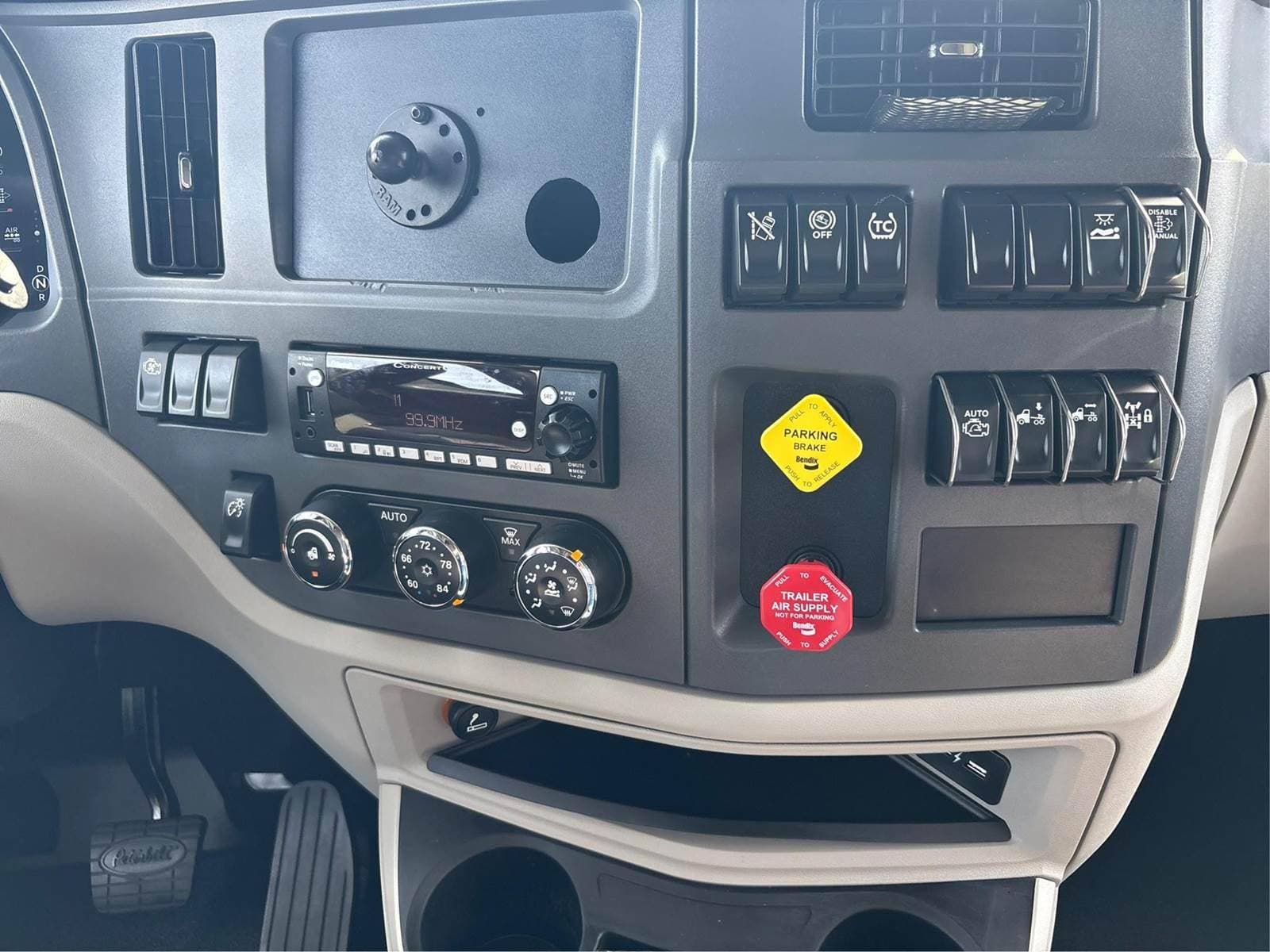 2024 Peterbilt 579 image 13