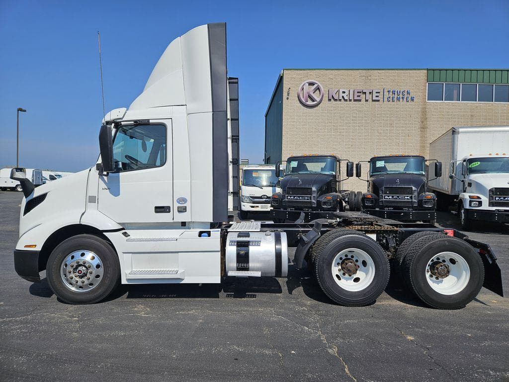 2020 Volvo VNR image 2