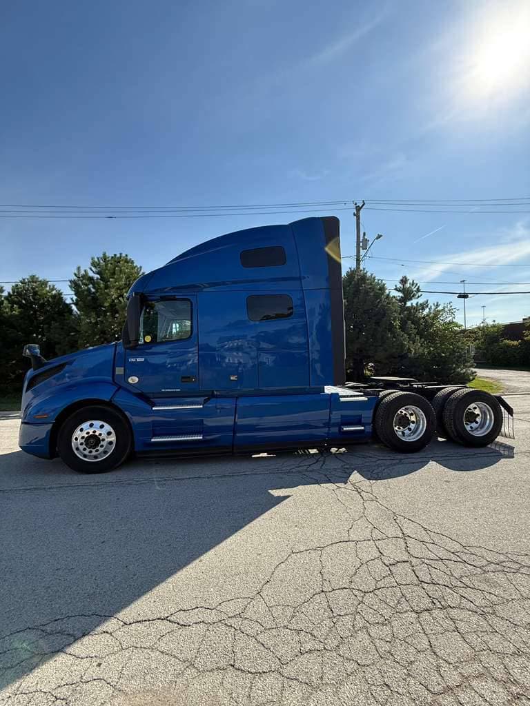 2021 Volvo VNL image 4