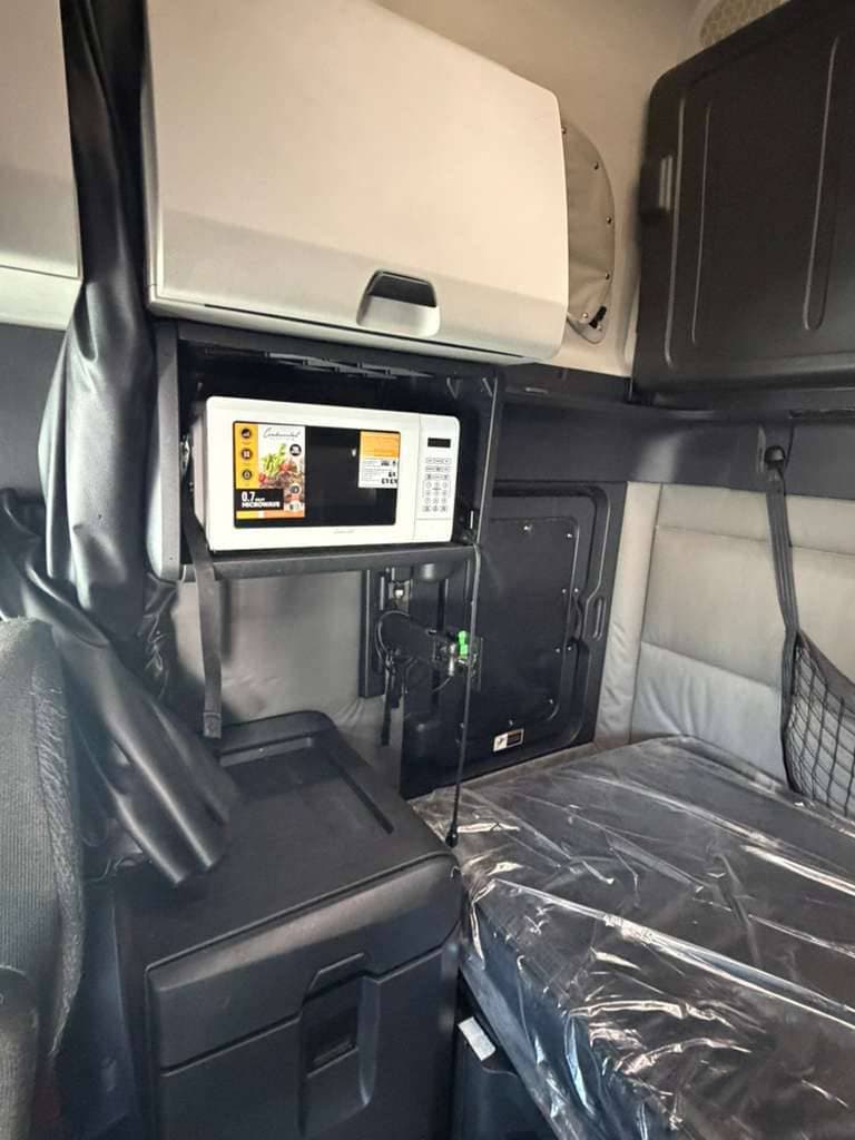 2021 Freightliner Cascadia image 9