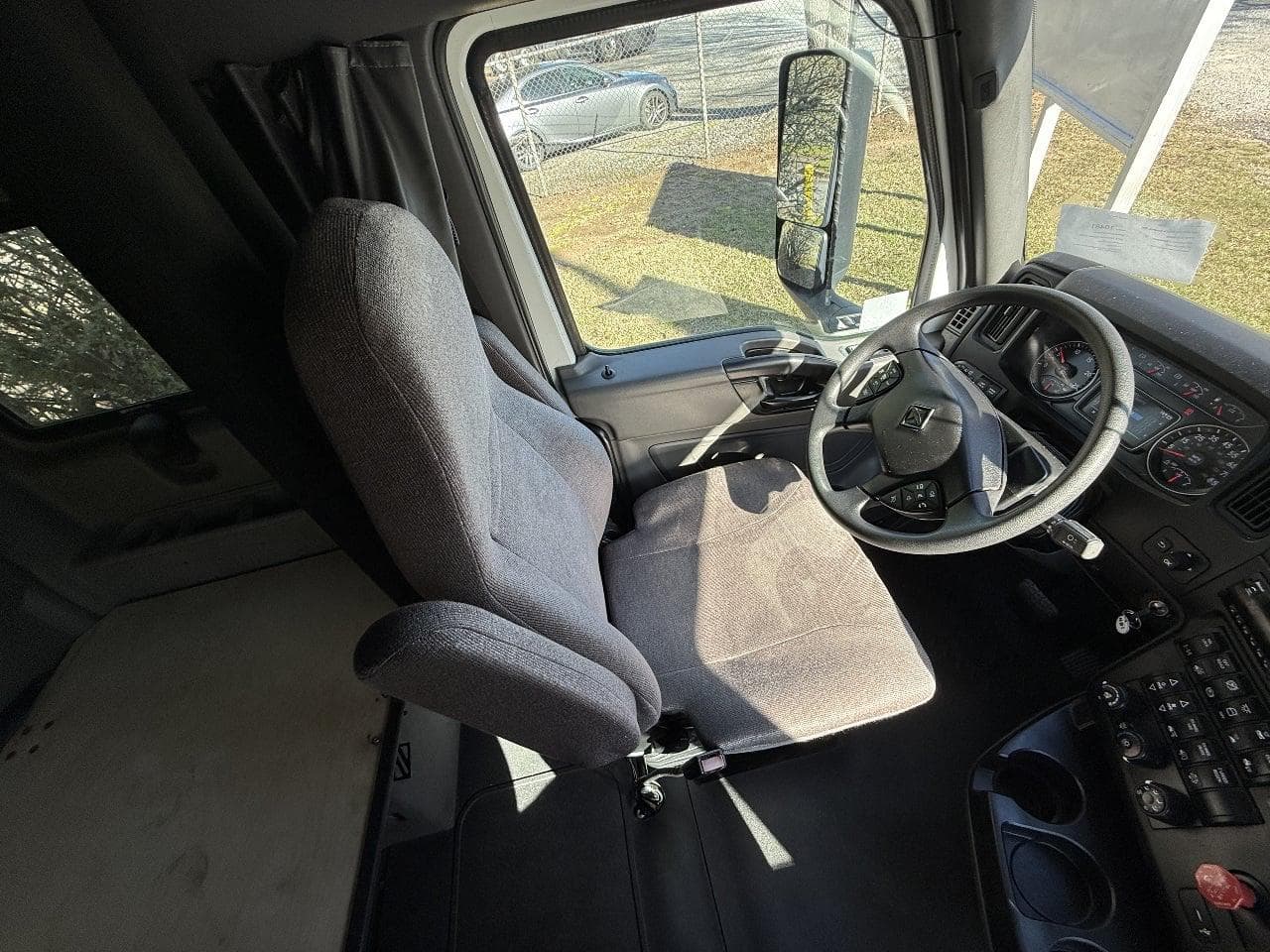 2018 International LT625 image 11