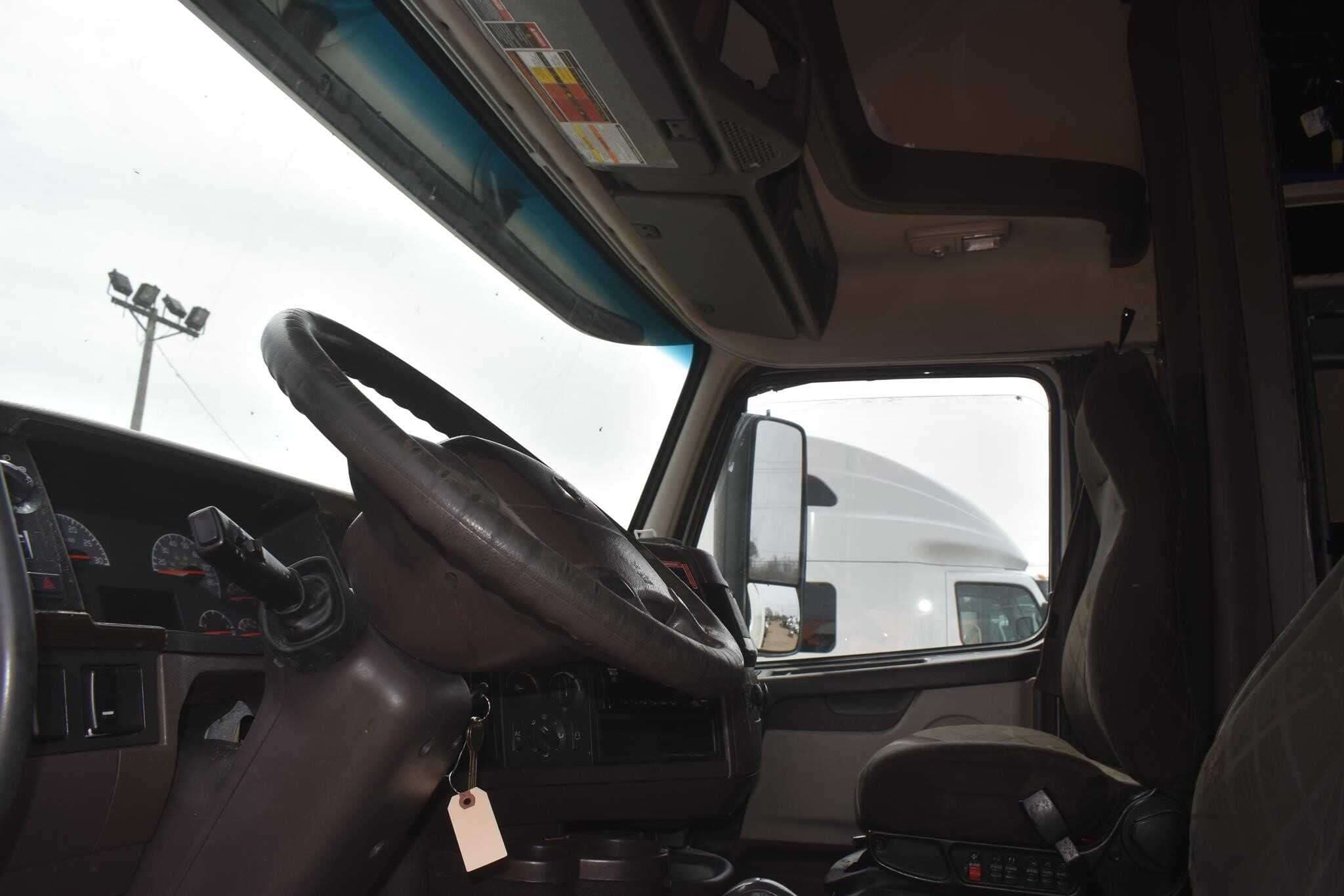 2017 Volvo VNM image 3