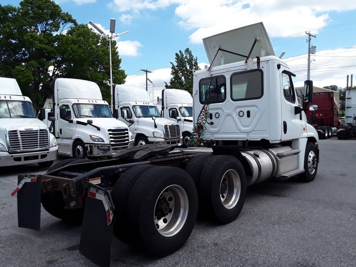 Used 2019 FREIGHTLINER Conventional - Day Cab - CASCADIA 125 image 10