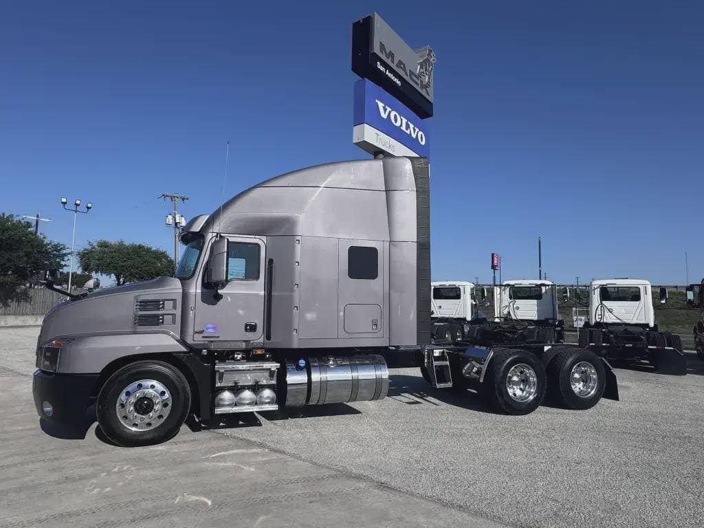 Used 2021 MACK Conventional - Sleeper Truck image 4