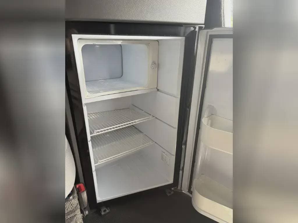 2022 Volvo VNL image 9