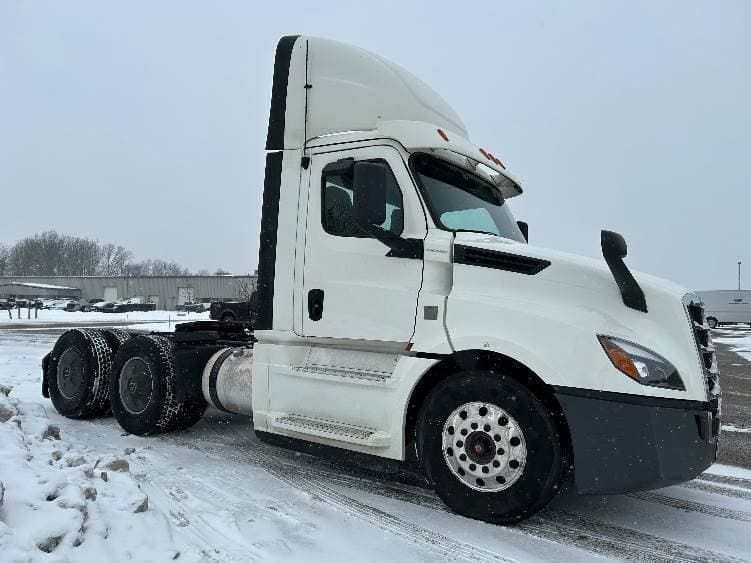 2019 Freightliner Cascadia 126 Day Cab Truck - 410HP, 10 Speed Manual image 8