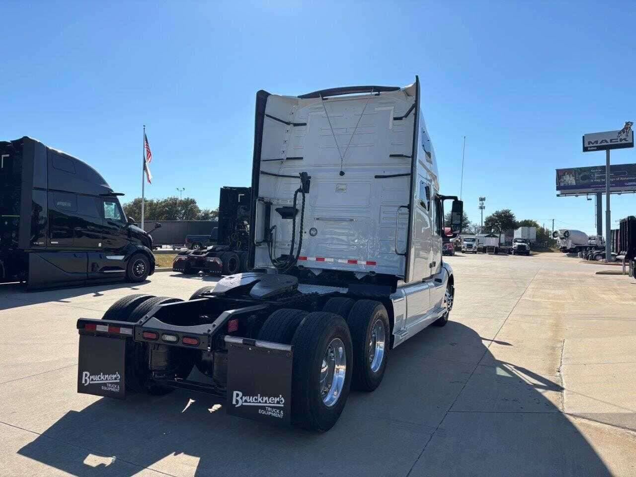2023 Volvo VNL64T760 image 3