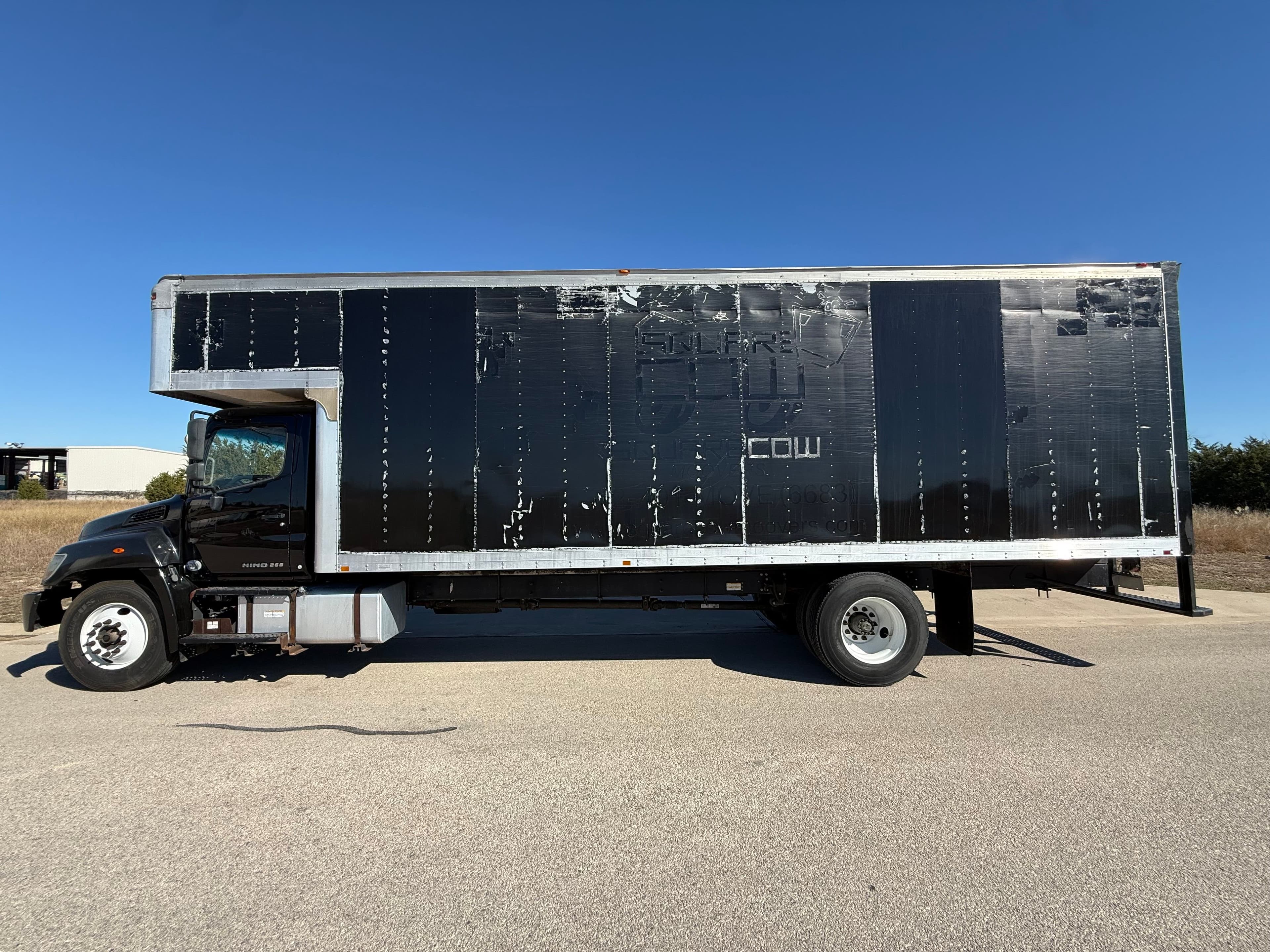 2015 Hino 268 image 1