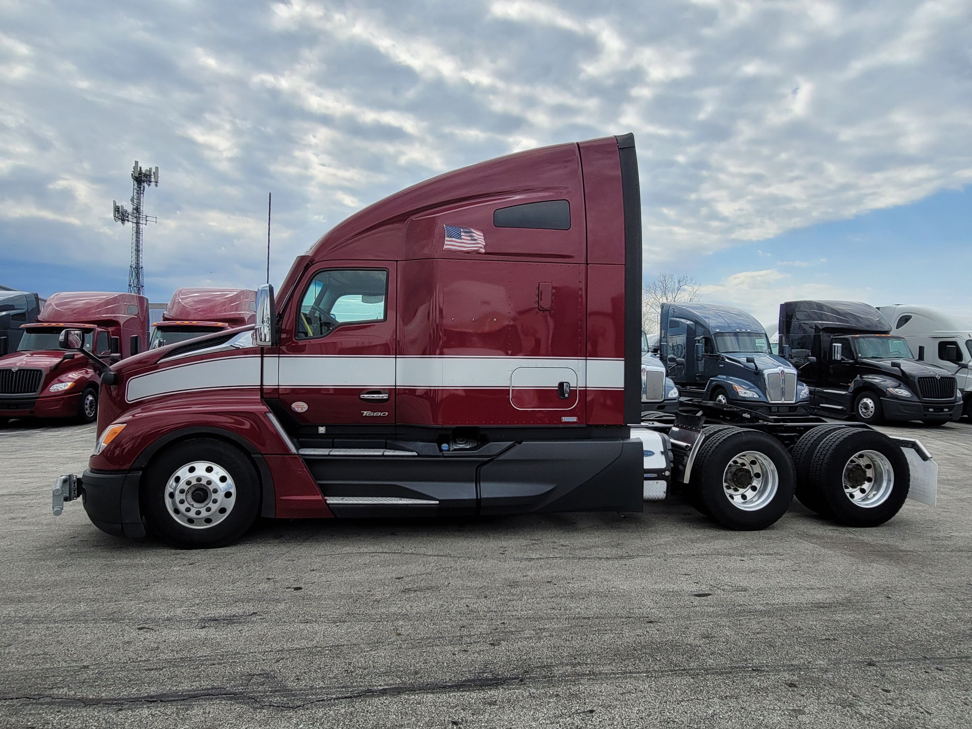 2023 Kenworth T680 image 2