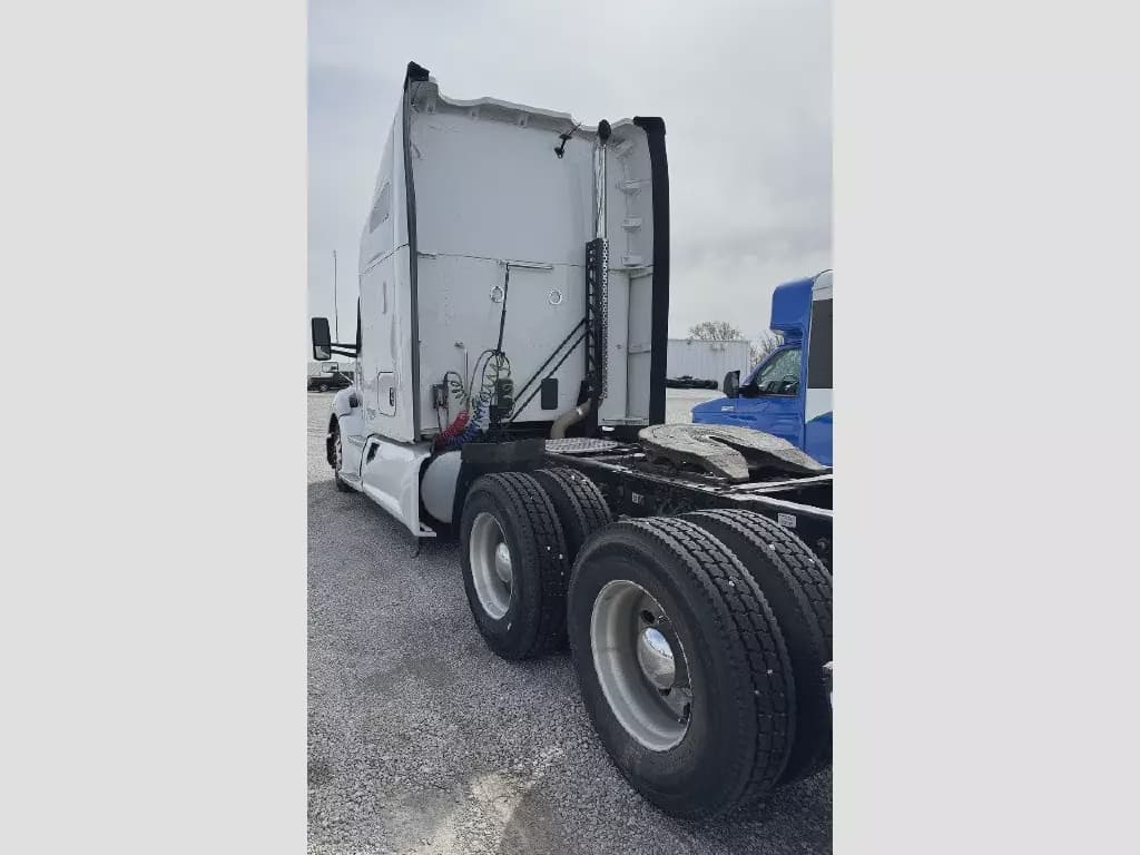 2022 Kenworth T680 image 2