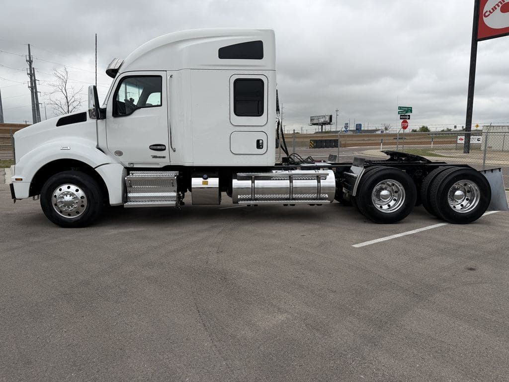Used 2024 KENWORTH T880 image 17