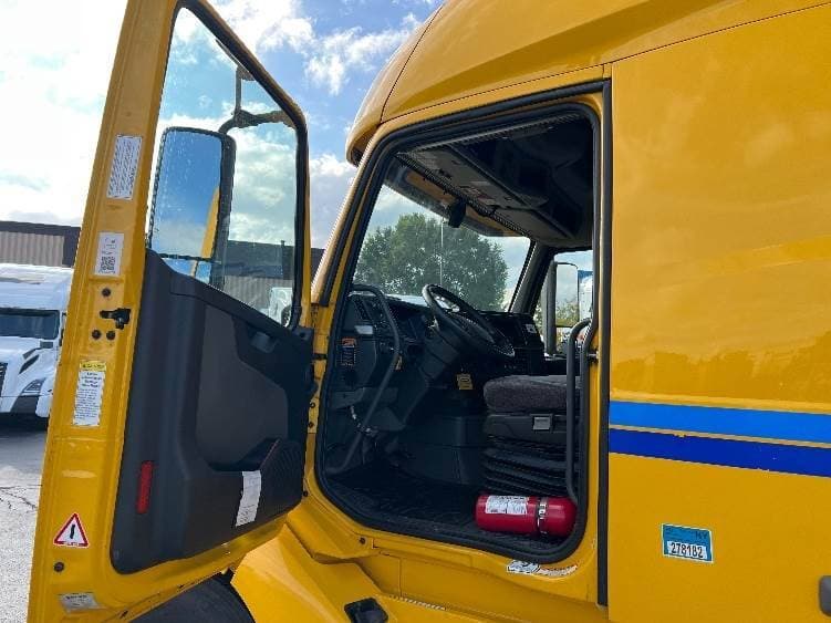 2022 Volvo VNL image 9