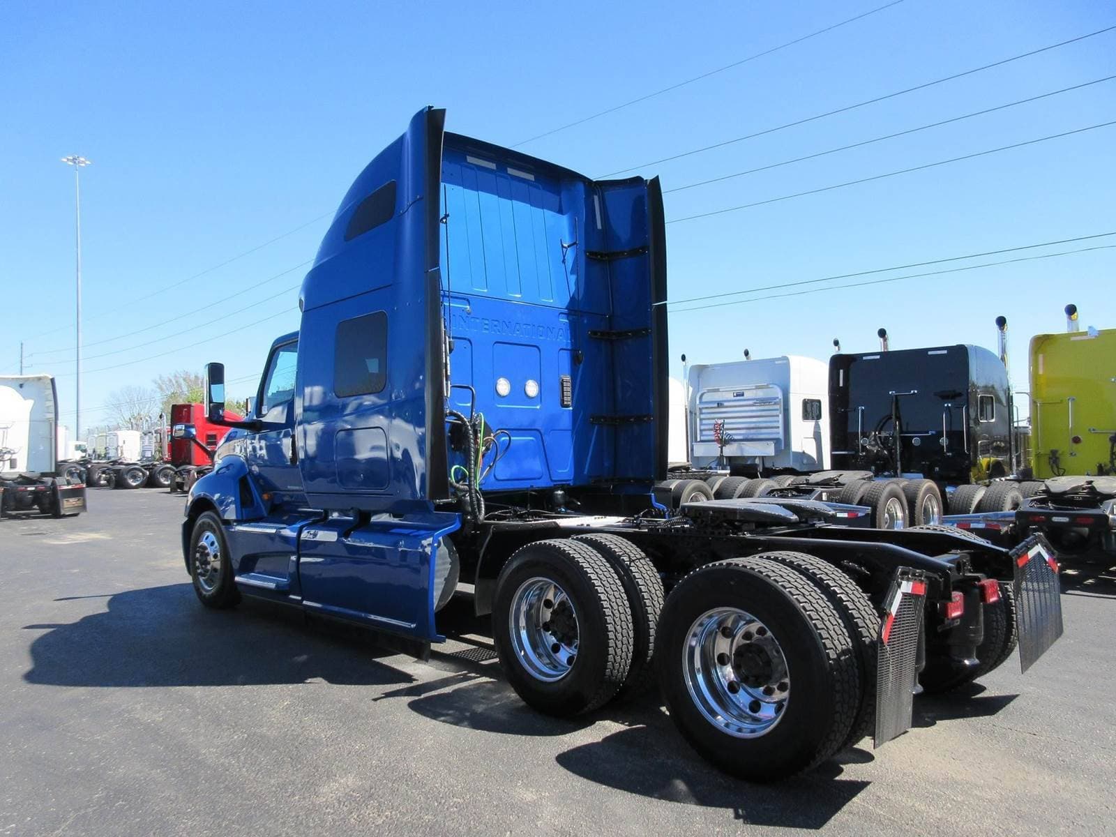 2021 International LT625 image 4
