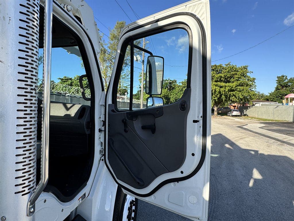 2015 Freightliner M2 106 image 46