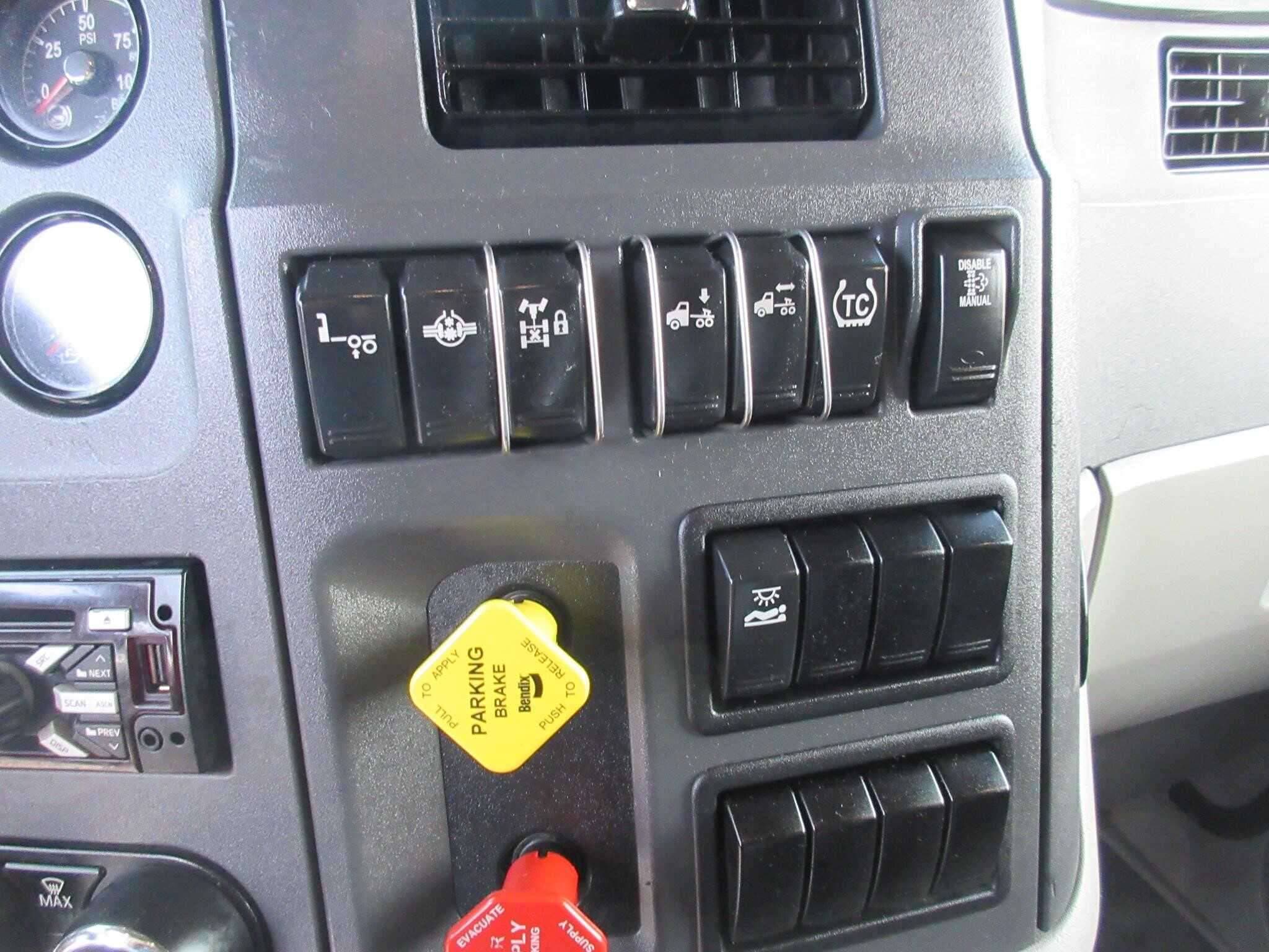 2020 Peterbilt 567 image 13