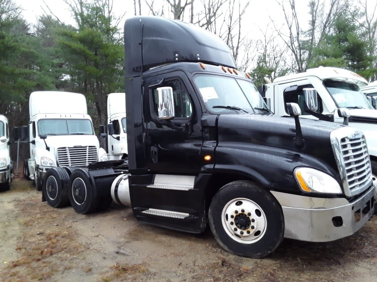 Used 2019 FREIGHTLINER Conventional - Day Cab - CASCADIA 125 For Sale image 3