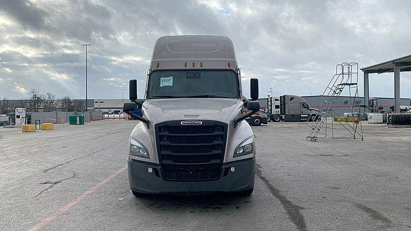 2024 Freightliner Cascadia 126 image 2