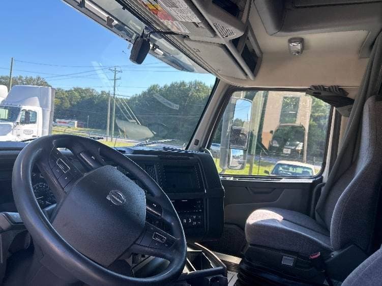 2022 Volvo VNL image 7