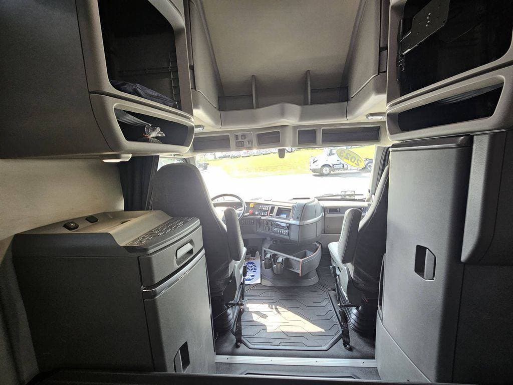 2023 Volvo VNL image 14