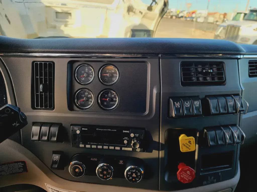 2022 Peterbilt 579 image 7