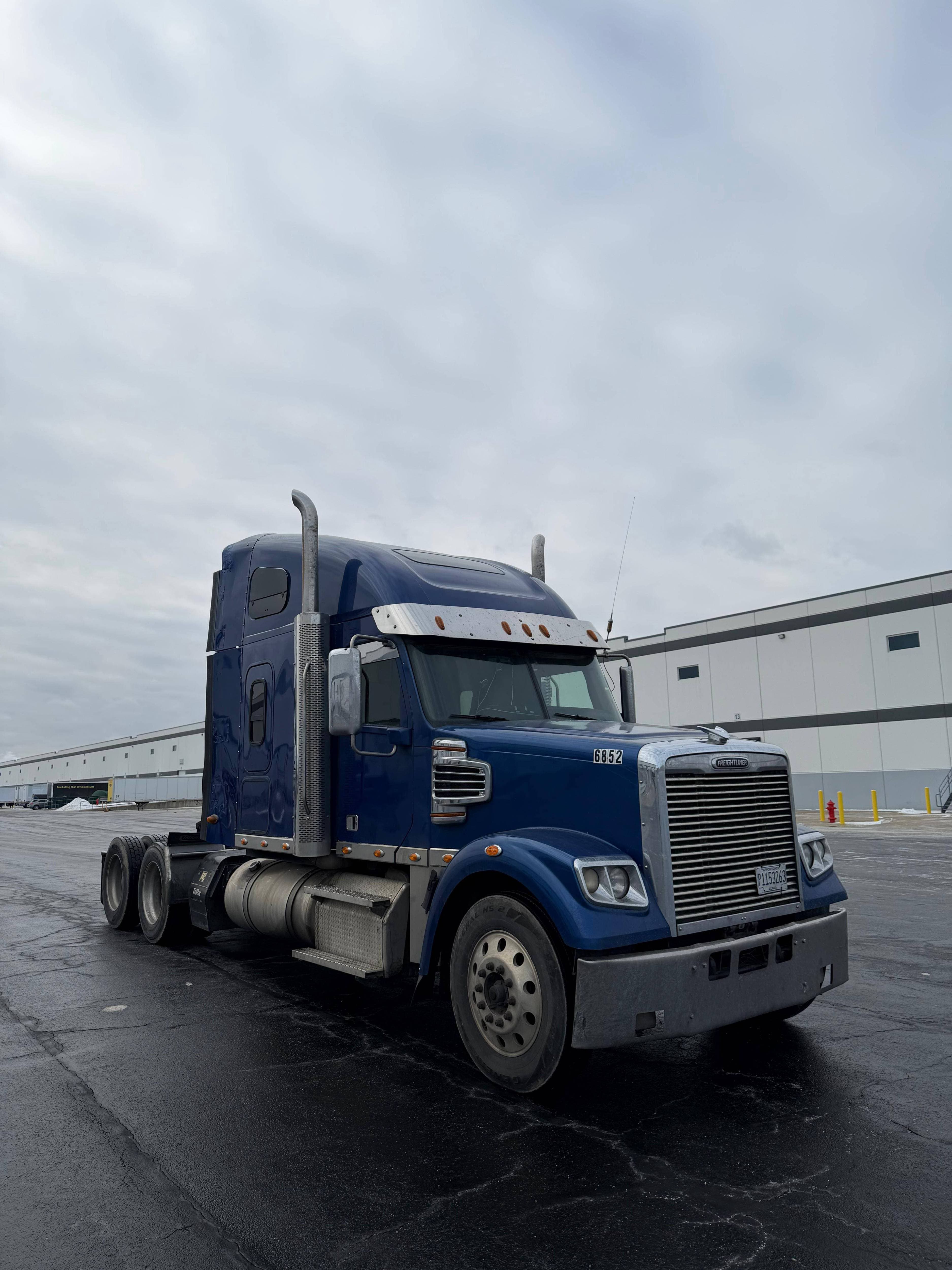 2021 Freightliner SD122 image 2