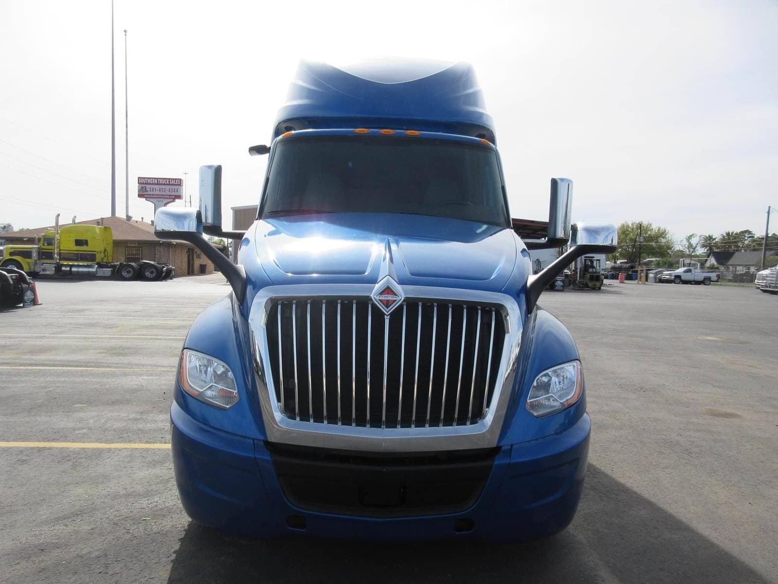 2021 International LT625 image 2