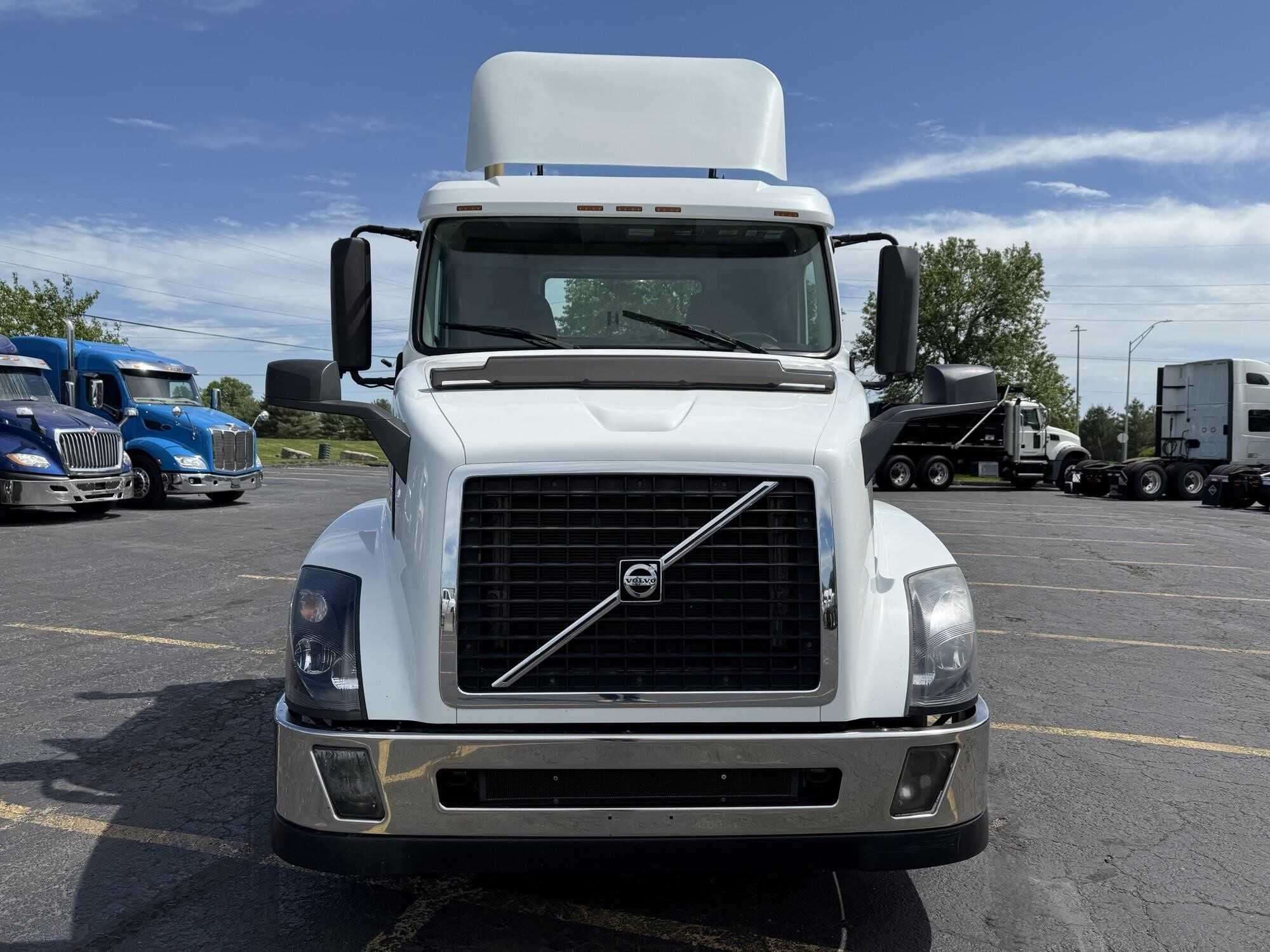 2017 Volvo VNL image 3