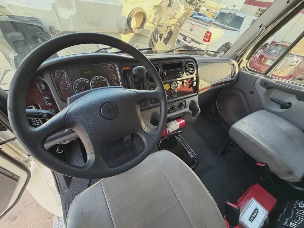 Used 2020 FREIGHTLINER Box Truck - Straight Truck, Moving Van, Expeditor-Hotshot - BUSINESS CLASS M2 106 For Sale image 8