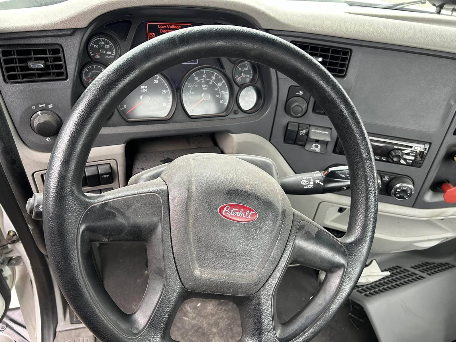 2022 Peterbilt 579 image 5