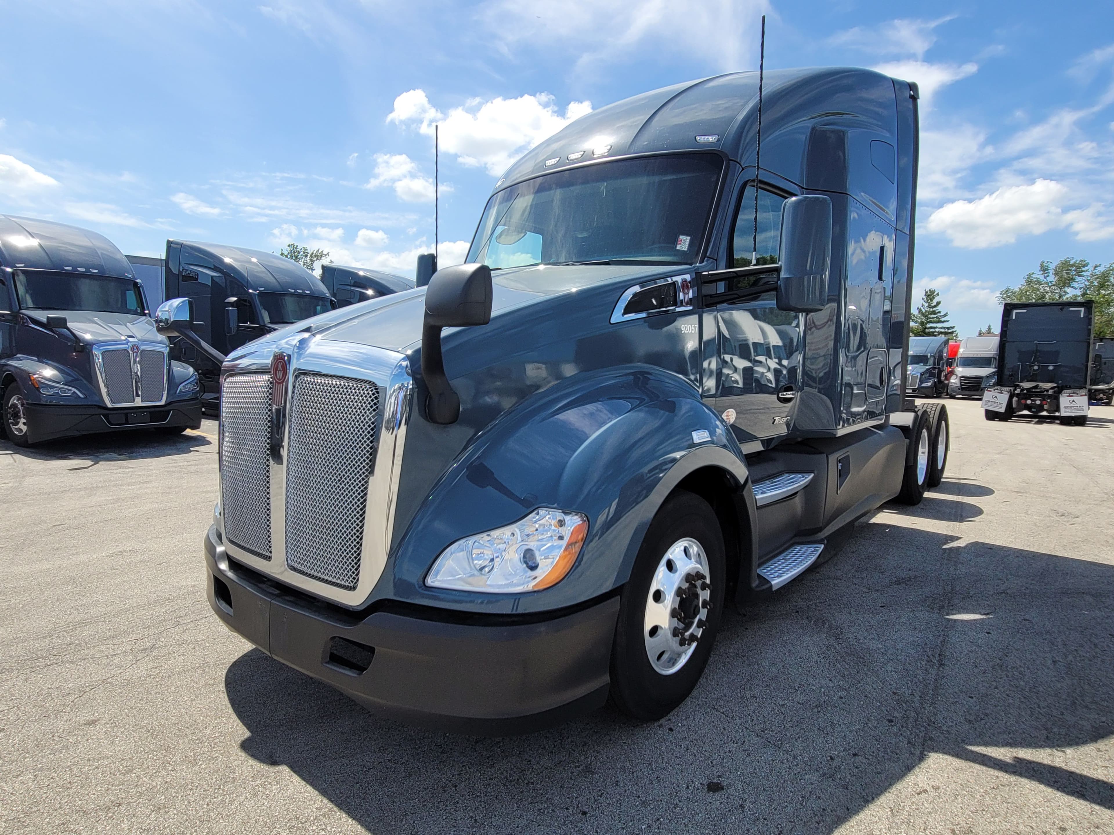 2022 Kenworth T680 image 1