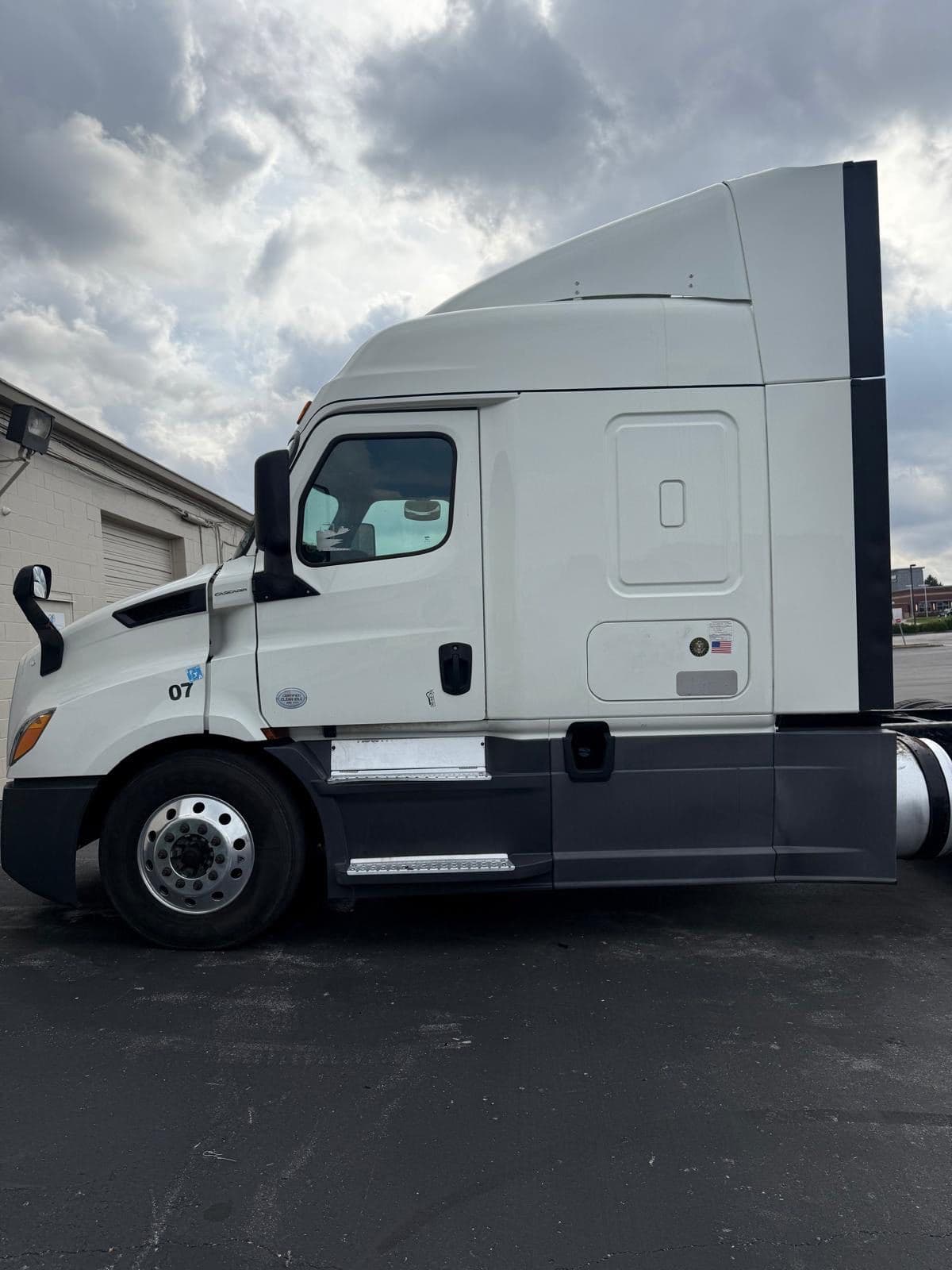 2020 Freightliner Cascadia image 2