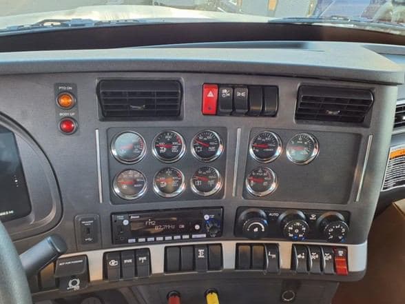 2025 Kenworth T880 image 13