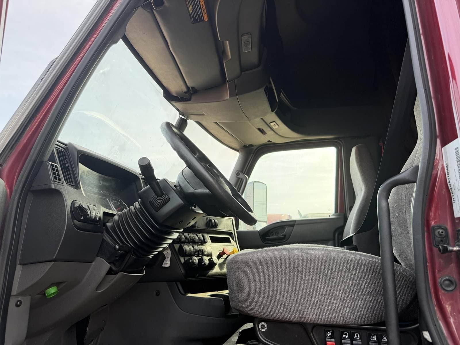 2020 International LT625 image 5