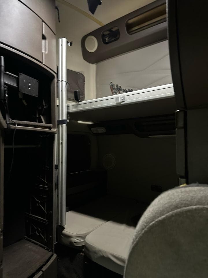 2017 Volvo VNL image 7