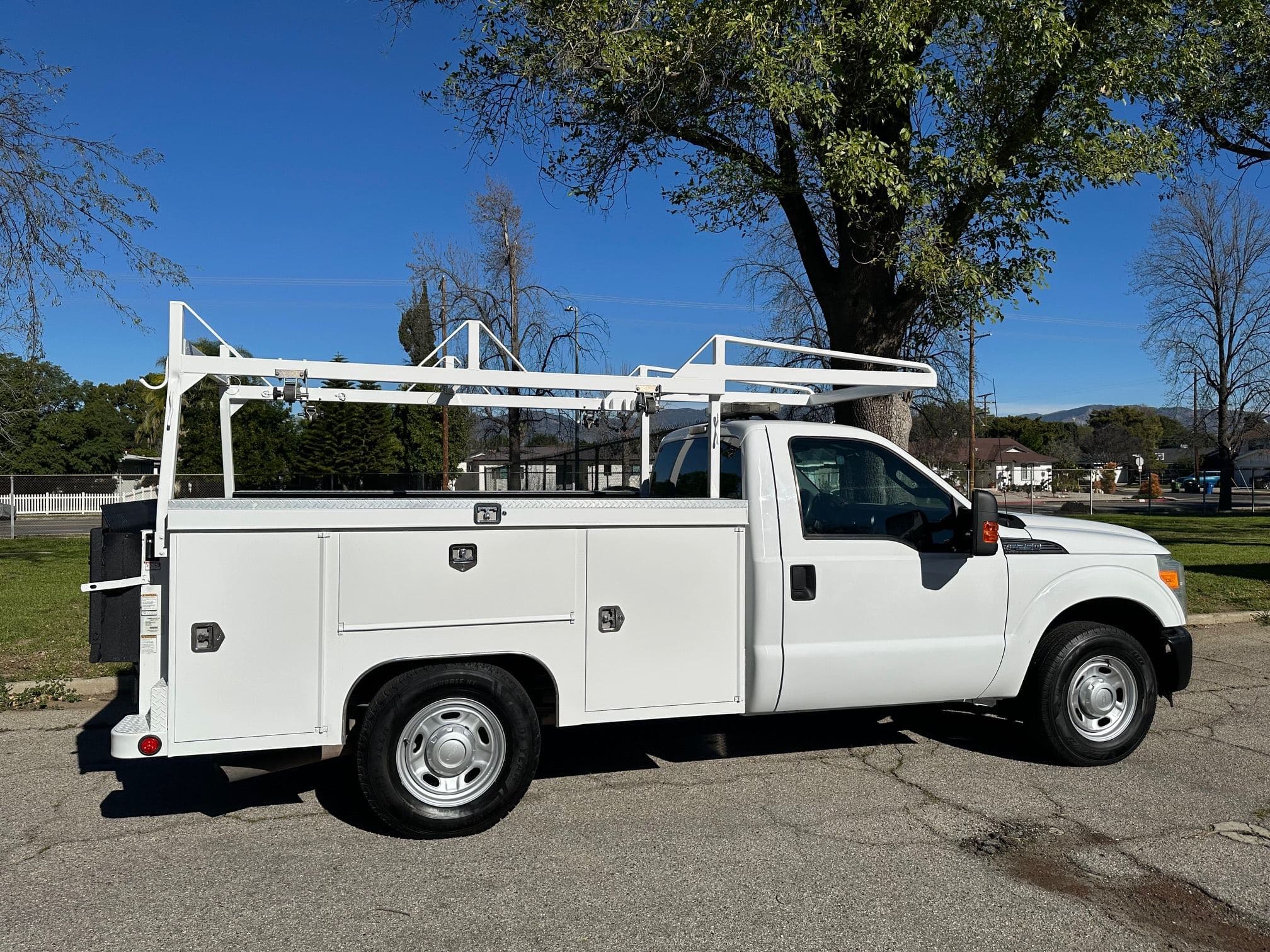 2011 FORD F250 SD Service Body with Liftgate 13497 image 3