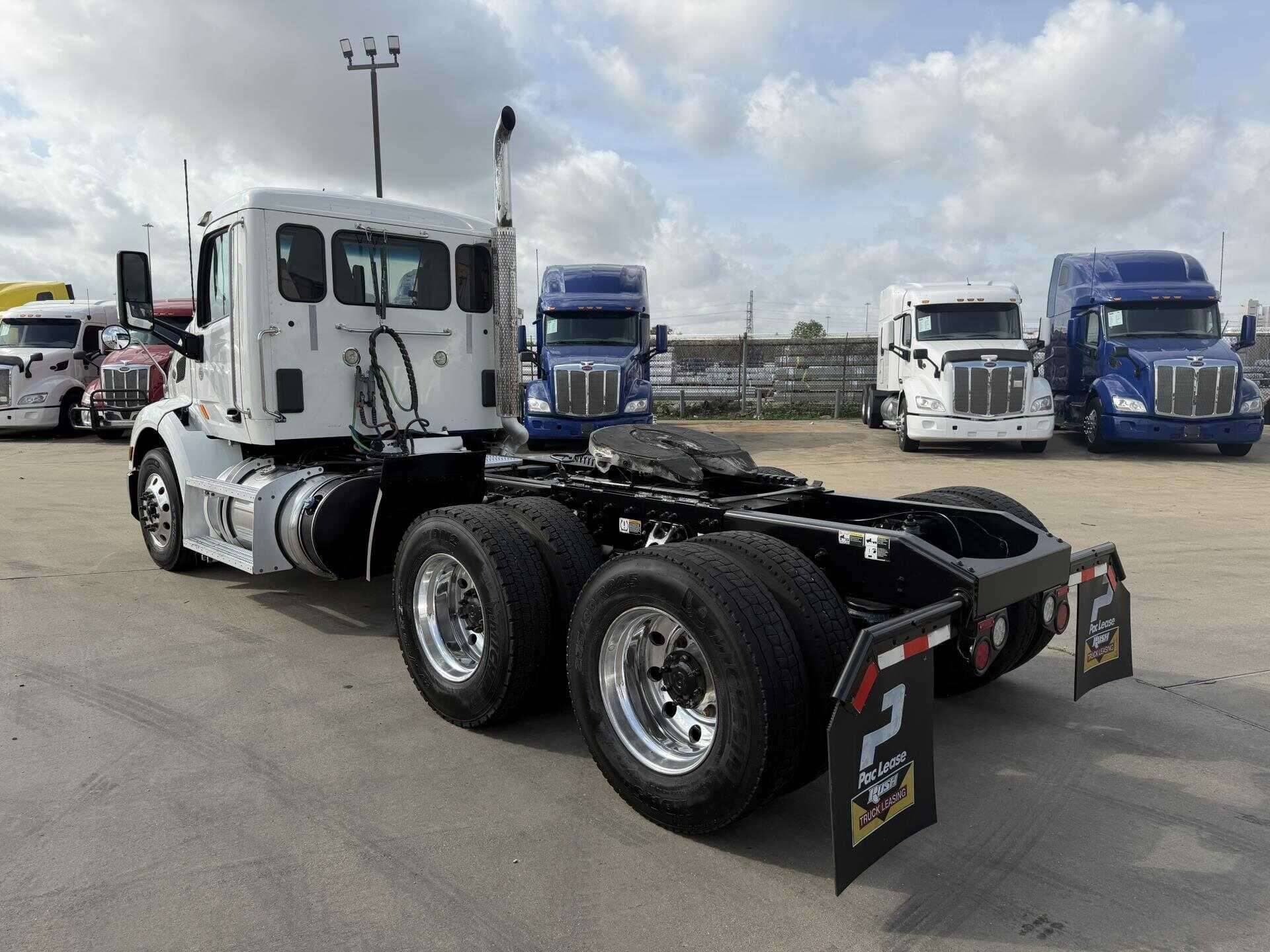 2021 Peterbilt 579 image 2