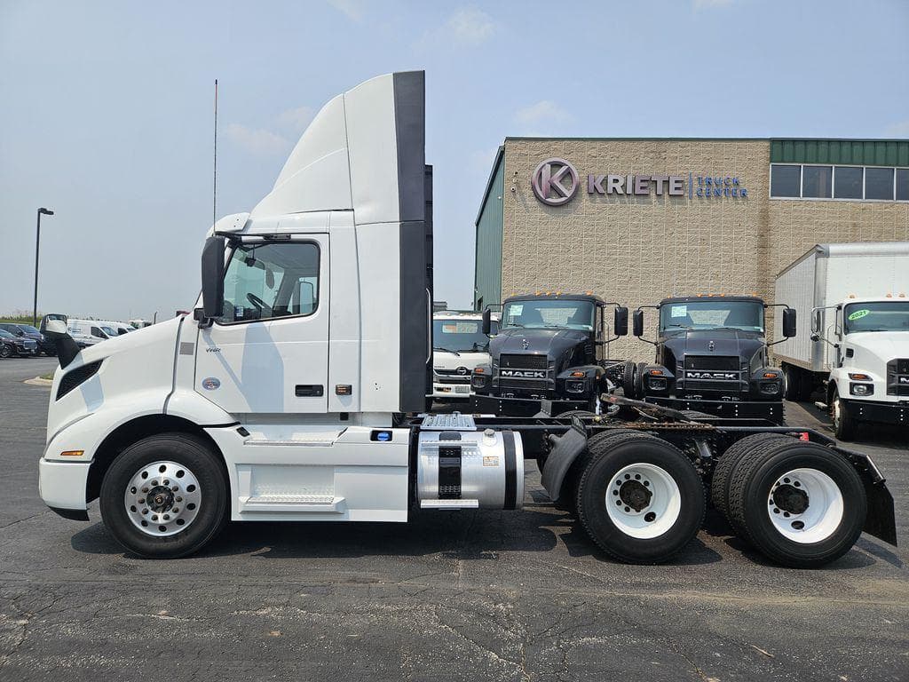 2020 Volvo VNR image 2