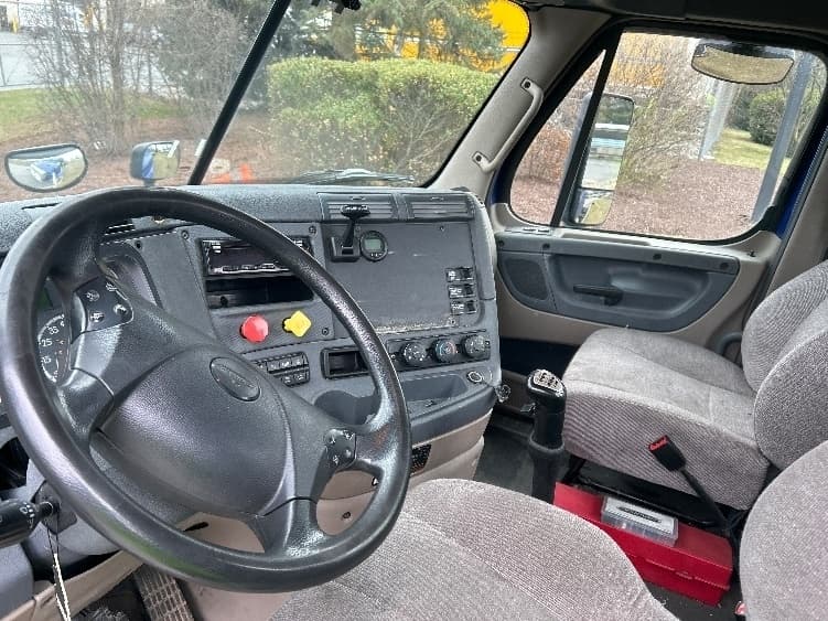Used 2018 FREIGHTLINER Conventional - Day Cab, Tractor - CASCADIA 125 image 11
