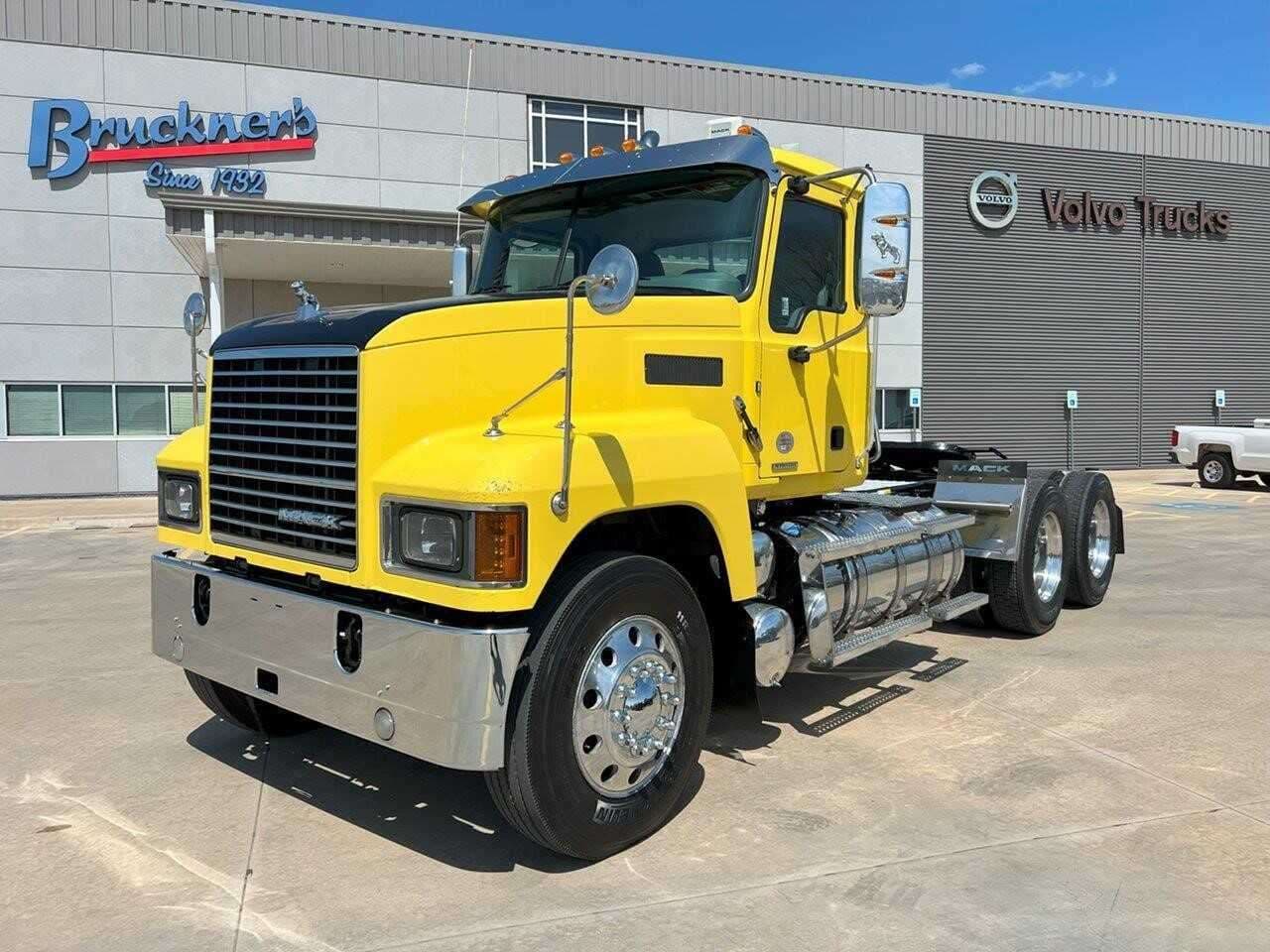 Used 2020 MACK PINNACLE Conventional - Day Cab image 1