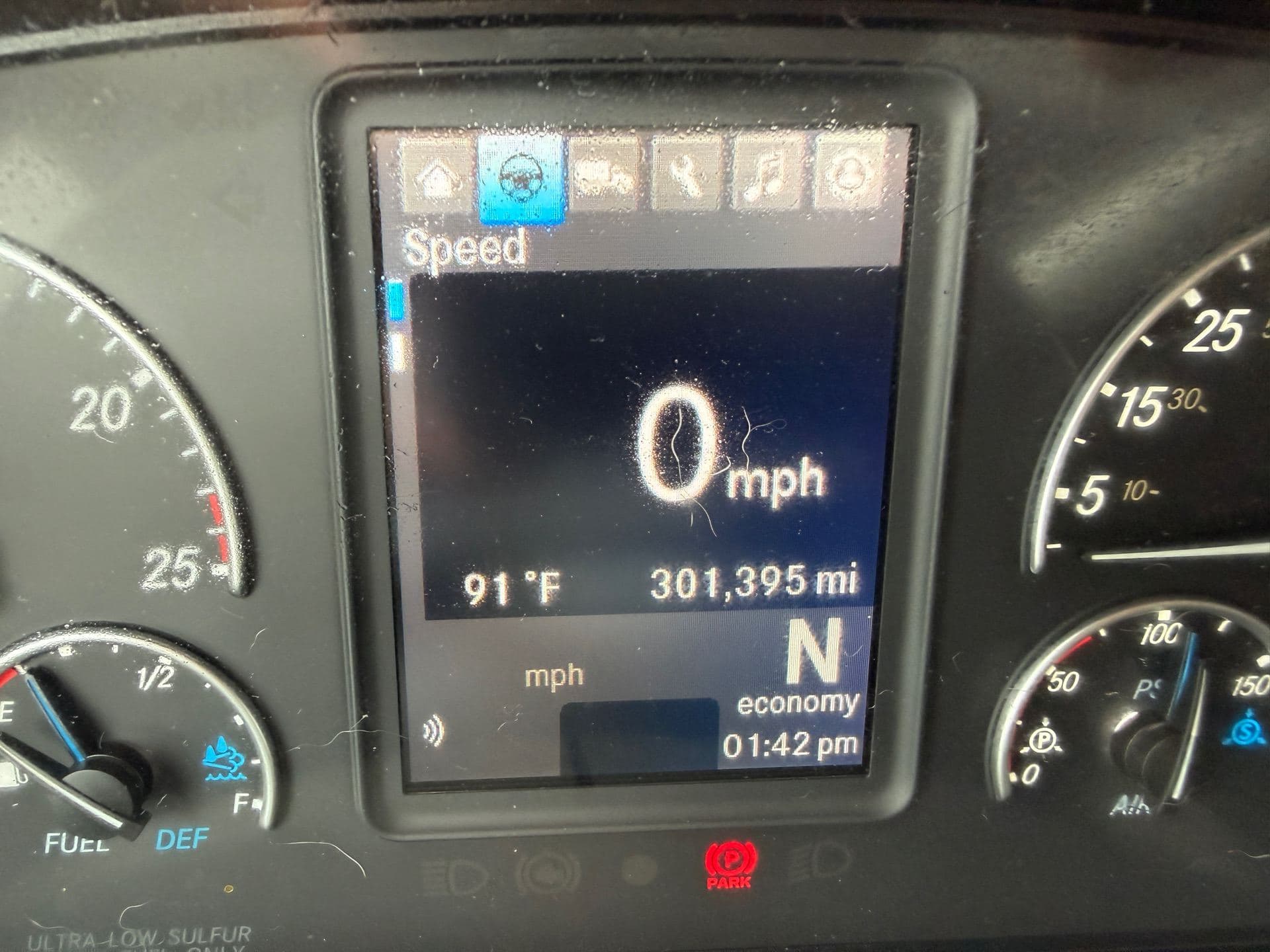 2023 Freightliner - 301k - 455HP - Virgin Tires! image 19