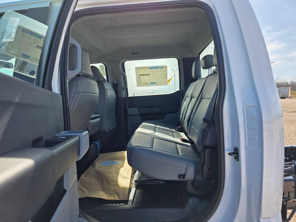 2026 Ford F-450SD XL DRW CAB CHASSIS image 25