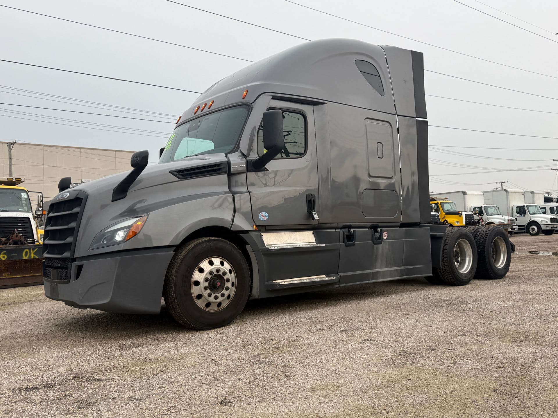 2022 Freightliner - 428k - Just 10,675 Hours - 455HP! image 17