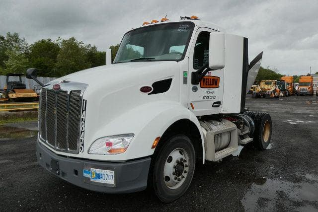 2021 Peterbilt 579 image 1