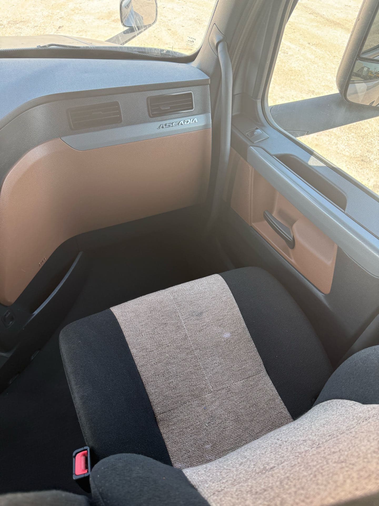 2022 Freightliner - 438k - 11,270 Hours image 21